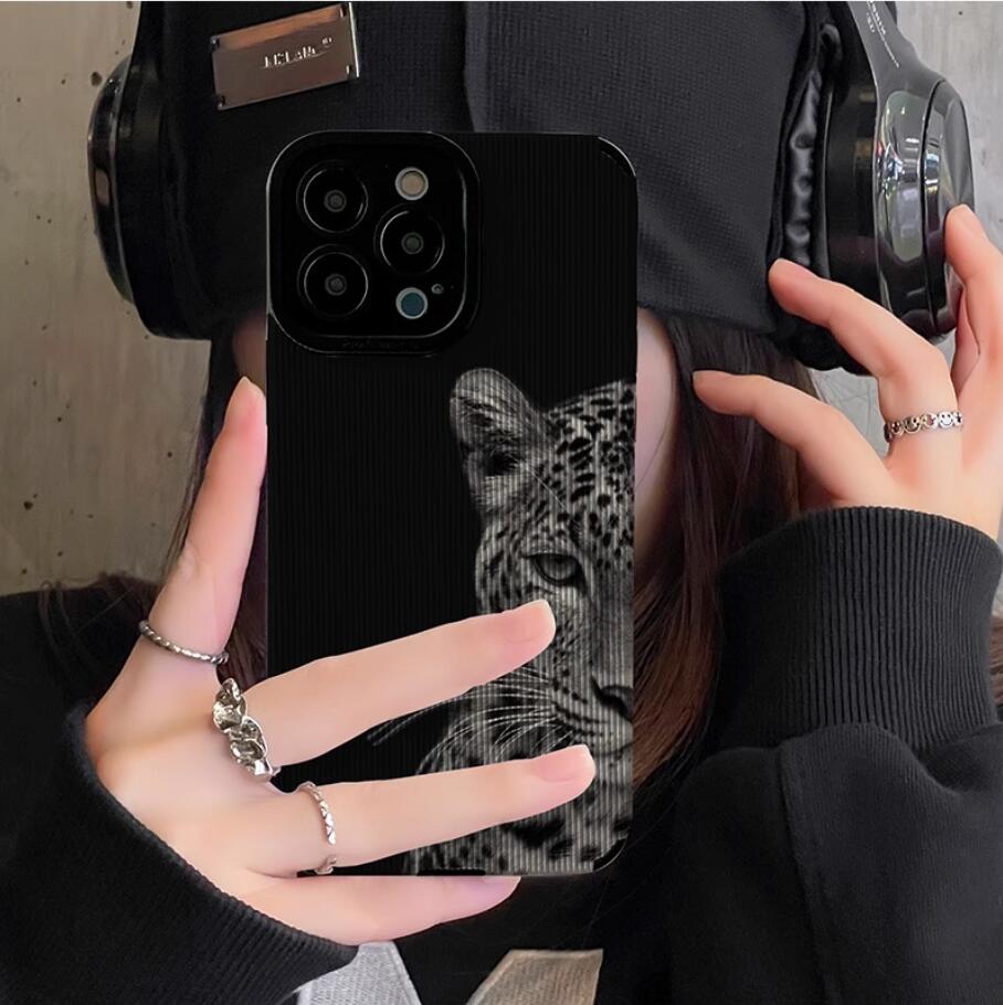 independent-leopard-painting-iphone-16-pro-max-cover-darkness_1