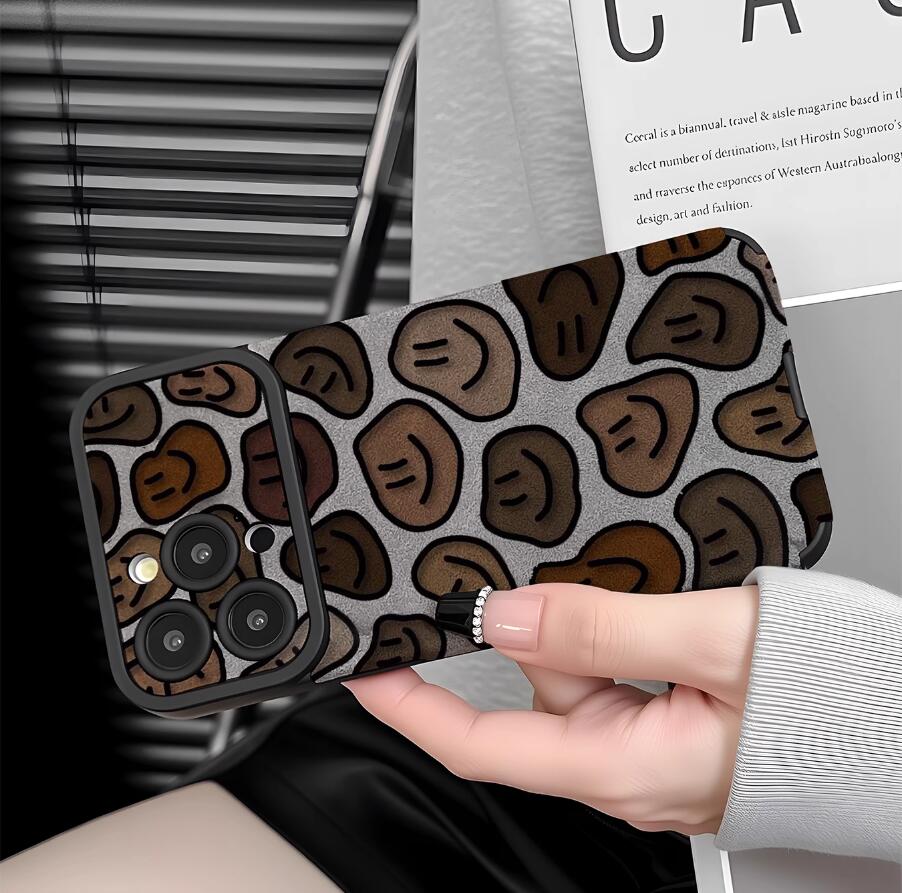 smiling-face-painting-iphone-17-pro-max-case-silicone-leather_4